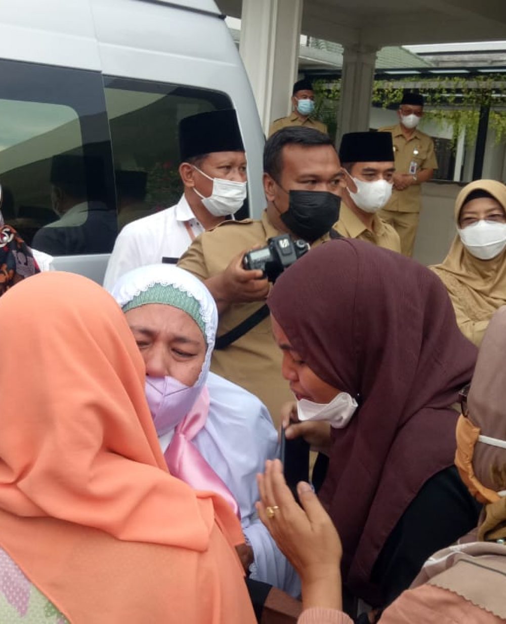 foto : Keluarga lepas keberangkatan jamaah haji di pendopo Jombang, Senin (6/6/2022).