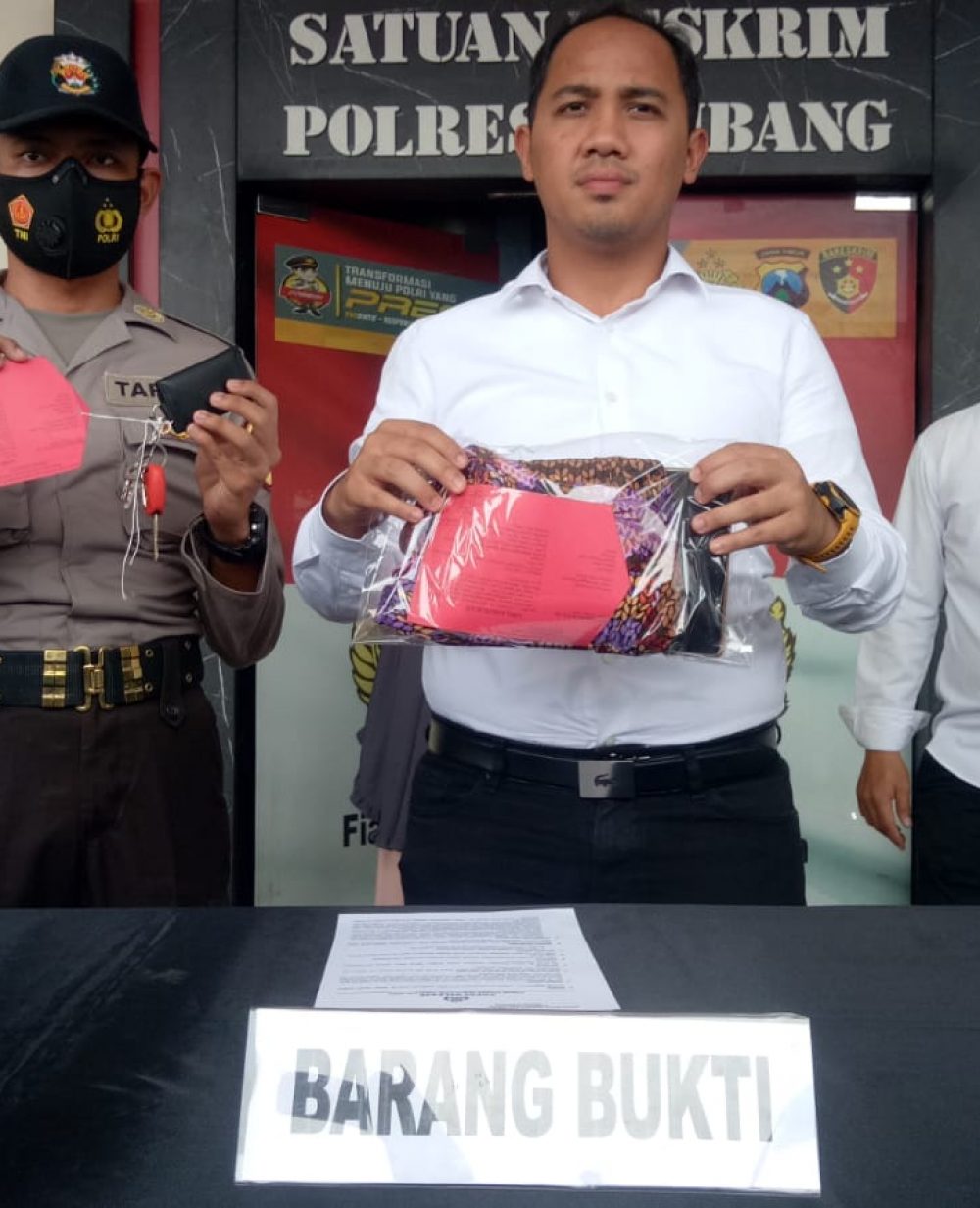 foto : Kasatreskim Polres Jombang saat melakukan pers realease. Senin (13/6/2022).