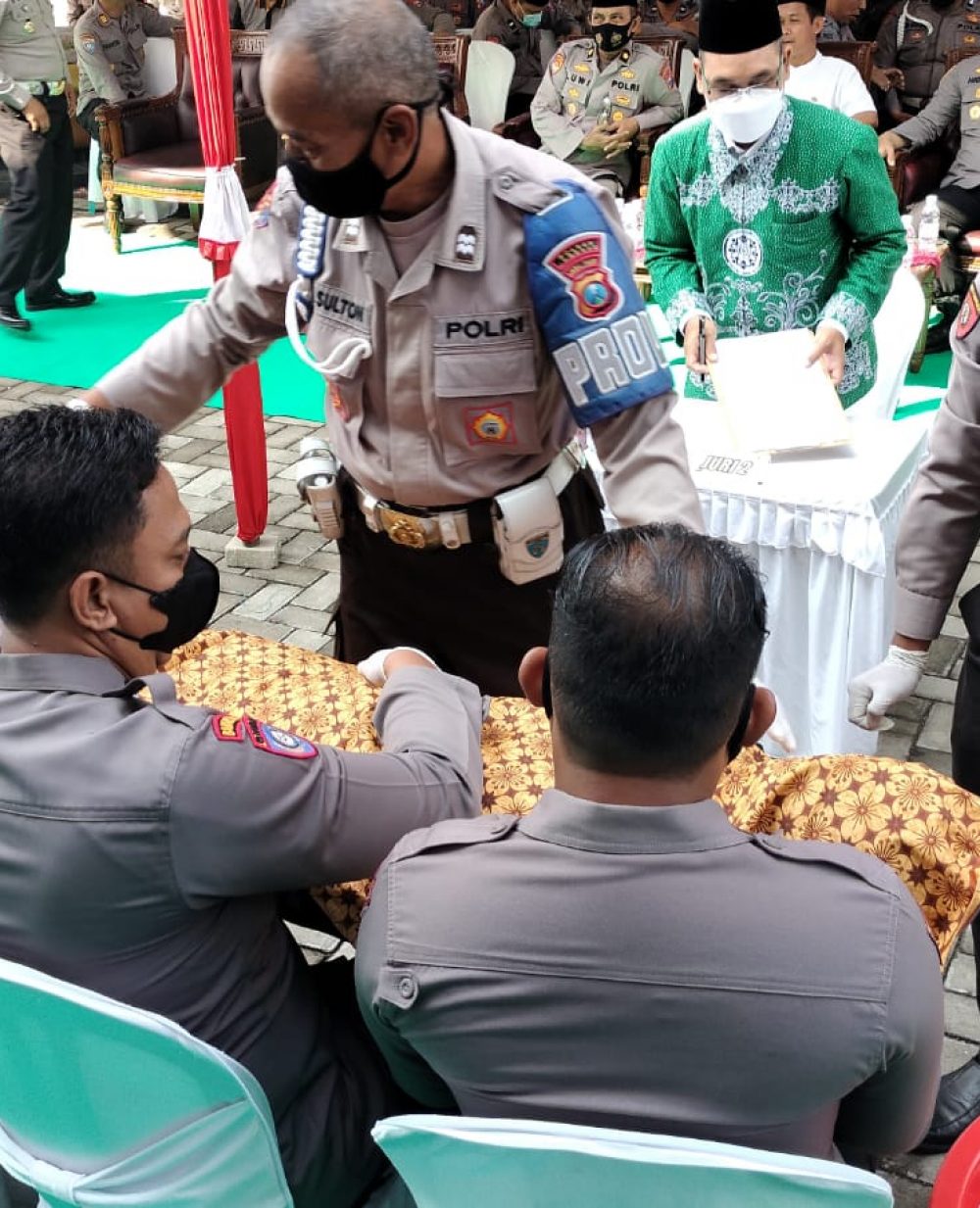 foto : Prosesi memandikan jenazah di Polres Jombang. Selasa (14/6/2022).