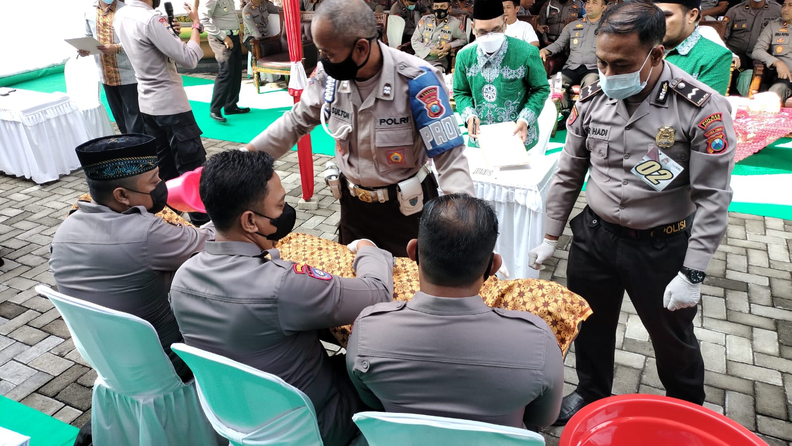 foto : Prosesi memandikan jenazah di Polres Jombang. Selasa (14/6/2022).