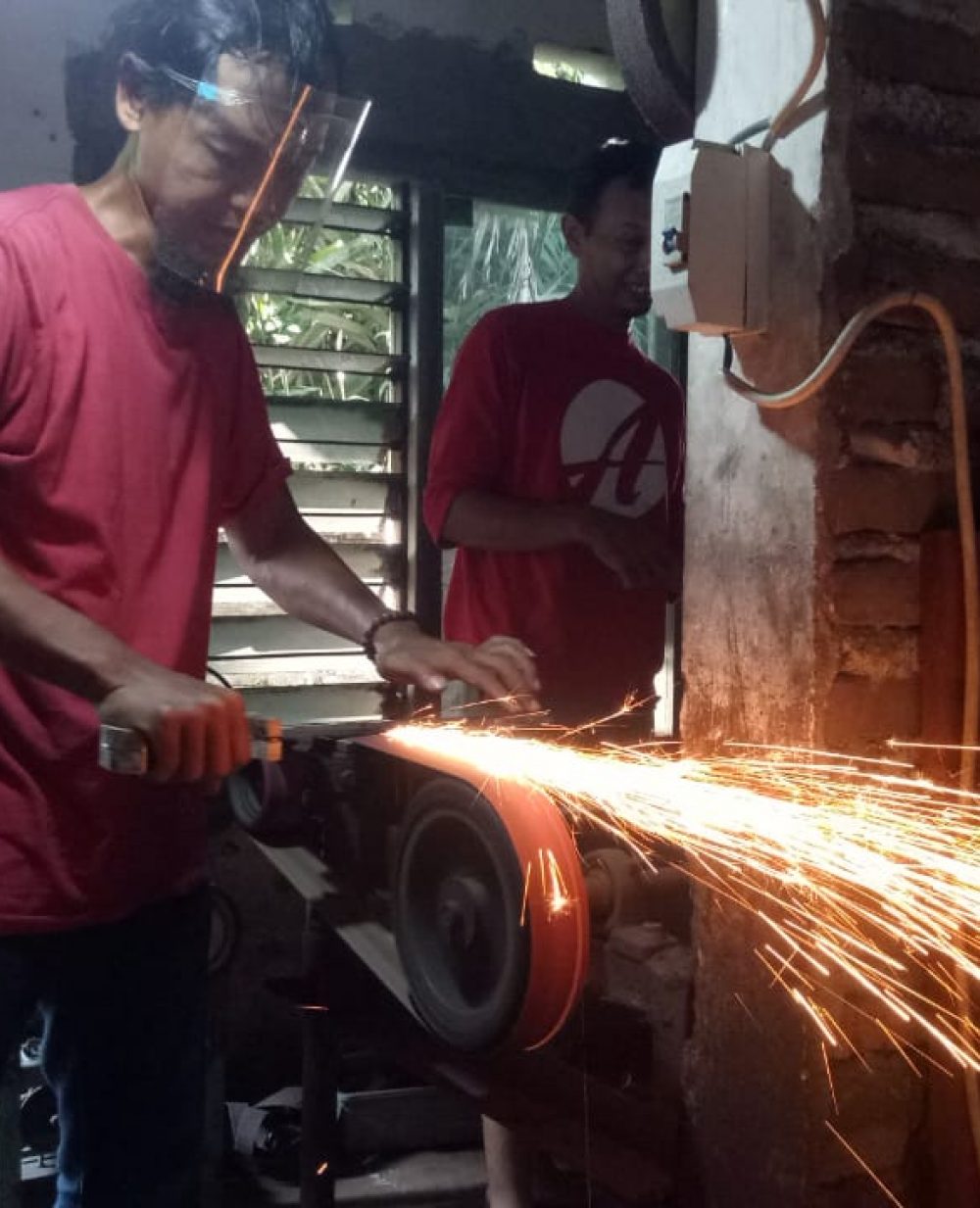 foto : Pengurus Juleha saat mengasah bilah di sumber mulyo Kecamatan Jogoroto. Sabtu (18/6/2022).