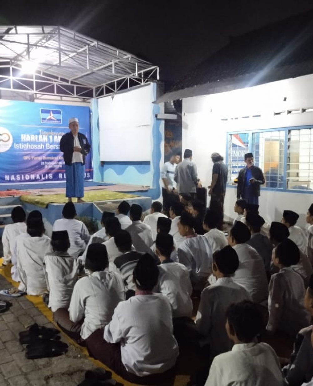 Ketua DPC Demokrat, Muhammad Syarif Hidayatullah saat memberikan sambutan dalam kegiatan istighosah bersama para santri. Kamis (28/7/2022).