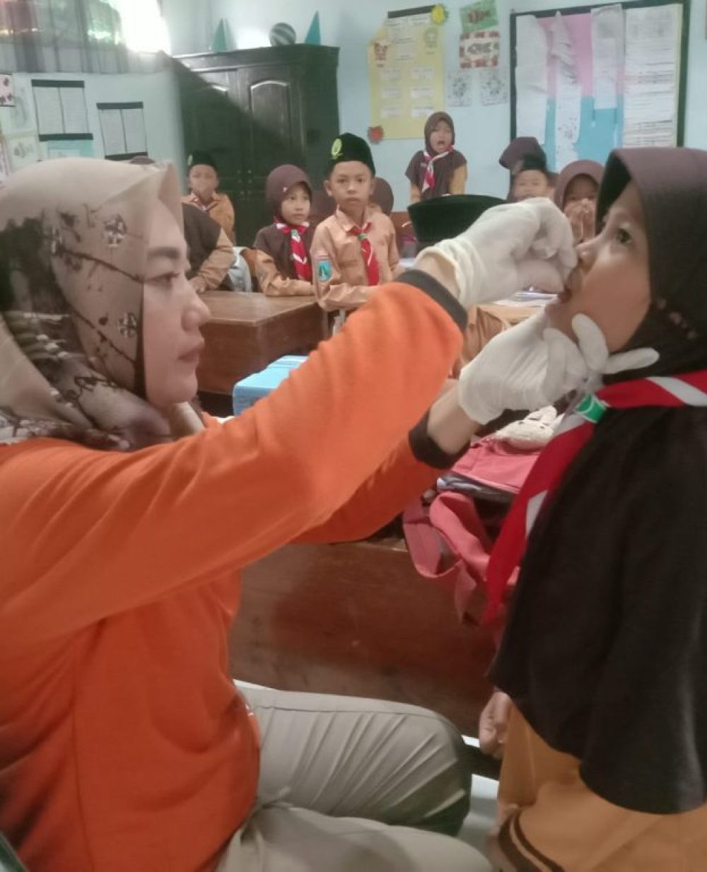 Antusias: Siswa-siswi dari MI Thoyib Hidayat Pojok Puton, Kecamatan Diwek saat mengikuti Sub PIN Polio dari Puskesmas Cukir Diwek, Jum’at (19/1/2024).