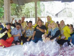 Gus Hans Serahkan Hewan Qurban ke Masyarakat Gudo