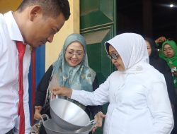 Senyum Bahagia Ratusan Perajin Wajan di Jombang Disambangi Mundjidah, Berharap Jadi Bupati Lagi