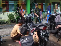 Hari Guru : Siswa SMK NU Mojoagung Cuci Sepeda Motor Guru