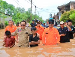 Pj. Gubernur Jatim Gerak Cepat Tangani Banjir Pasuruan, Salurkan Bantuan dan Pastikan Kebutuhan Dasar Masyarakat Terpenuhi