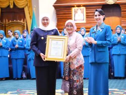 Hadiri Pelantikan Ketua TP PKK dan Pembina Posyandu Kab/Kota se-Jatim, Gubernur Khofifah Ajak Tingkatkan SDM, Turunkan Stunting dan Sukseskan MBG