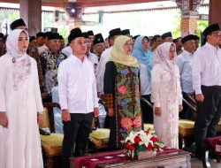 Serahkan Santunan 200 Anak Yatim, Bansos PKH Plus dan ASPD di Mojokerto, Gubernur Khofifah Ajak Masyarakat Perbanyak Berbagi di Bulan Ramadan