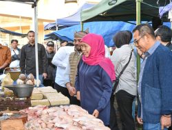 Cek Harga Bapok hingga Sayuran di Pasar Among Tani Batu, Gubernur Khofifah: Pastikan Supply dan Stok Aman