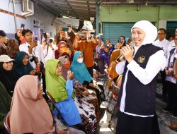 Pastikan Ketersediaan Stok Sembako Jelang Lebaran, Gubernur Khofifah Tinjau Pasar Pangan Murah di Sidoarjo