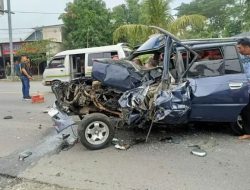 Toyota Kijang Tabrak Bus Bagong di Bandarkedungmulyo, Kabupaten Jombang