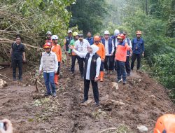 Tinjau Lokasi Longsor Cangar-Pacet, Gubernur Khofifah Fokuskan Pembersihan, Normalisasi Sungai dan Pemasangan Bronjong Setinggi 70 Meter