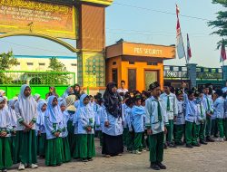 Mi Midanutta’lim 1 Mayangan Gelar Upacara Bendera Rangka Implementasi Kurikulum Berbasis Cinta