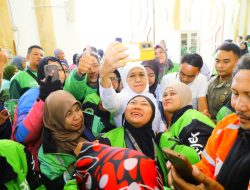 Gubernur Khofifah Melebur Bersama Ratusan Ojol Jatim Gelar Tahlil Kubro, Do’a Bersama dan Galang Dana Solidaritas untuk Affan Kurniawan