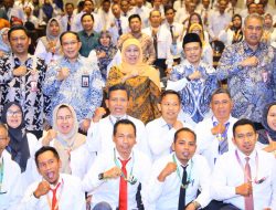 Gubernur Khofifah Ajak Camat, Sekcam, dan Sekdes Jemput Bola Sukseskan Program Strategis Nasional hingga Tingkat Desa