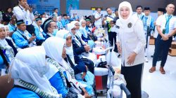 Gubernur Khofifah Lepas Kloter Pertama Jemaah Haji Embarkasi Surabaya, Pesankan Jaga Kesehatan dan Kekhusyukan